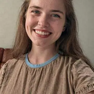 Portrait souriant pour illustrer une conversation sur ProximitePlaisir